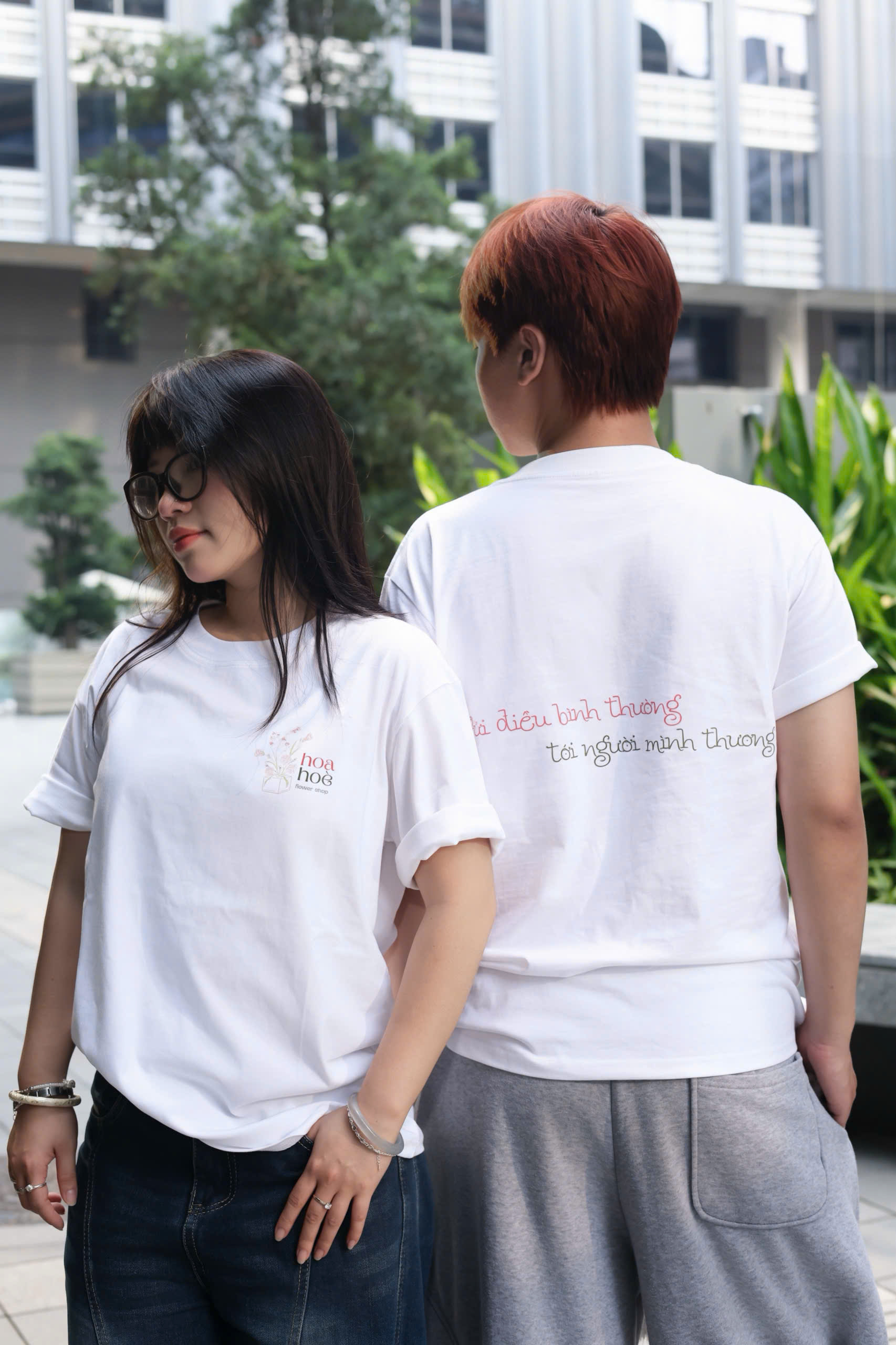 Hai người mẫu mặc áo Hoa Hoè, in thông điệp gửi điều bình thường tới người mình thương